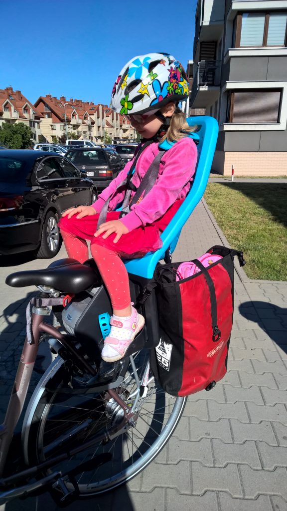Fotelik rowerowy Yepp Maxi EasyFit - test fotelika rowerowego montowanego na bagażniku (1)