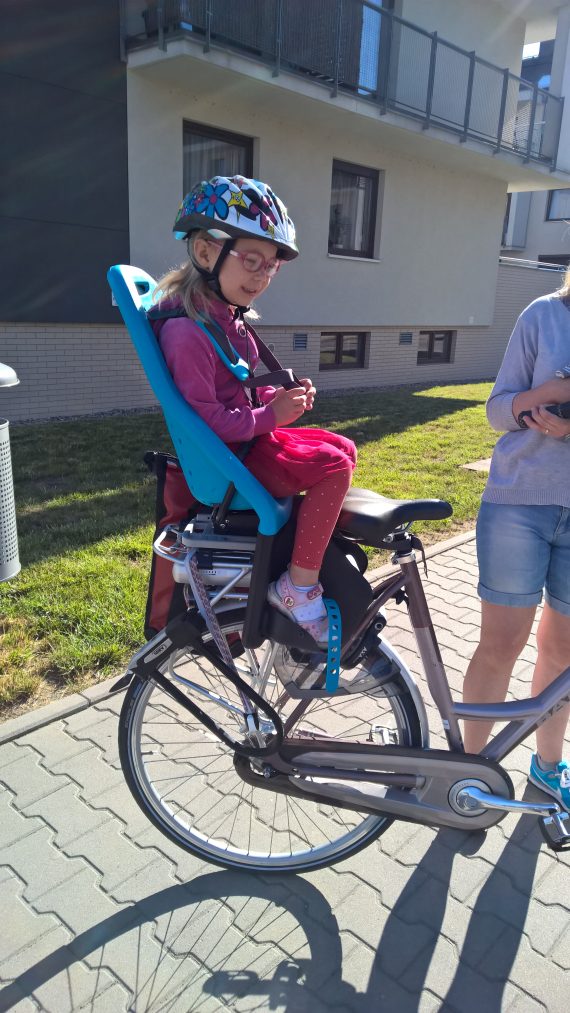 Fotelik rowerowy Yepp Maxi EasyFit - test fotelika rowerowego montowanego na bagażniku (4)