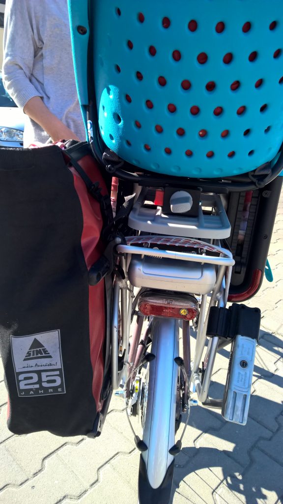 Fotelik rowerowy Yepp Maxi EasyFit - test fotelika rowerowego montowanego na bagażniku (5)