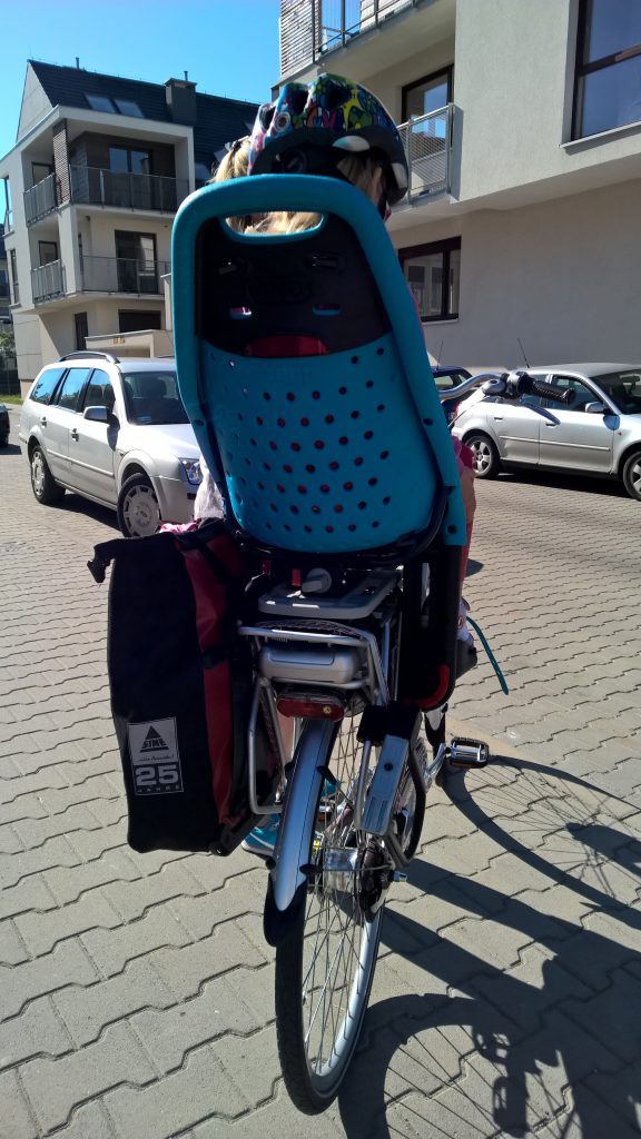 Fotelik rowerowy Yepp Maxi EasyFit - test fotelika rowerowego montowanego na bagażniku (6)